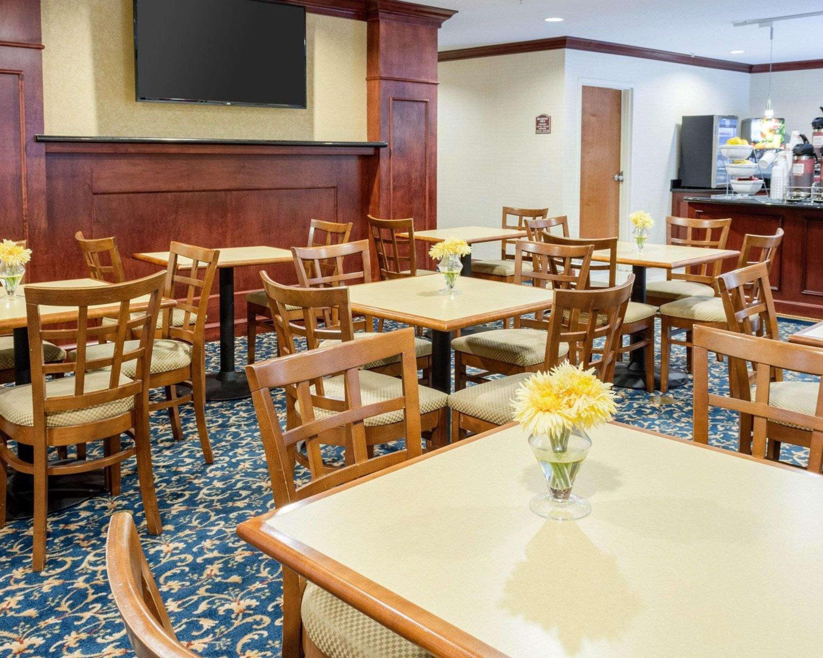 Comfort Suites Newport News Airport Exterior photo